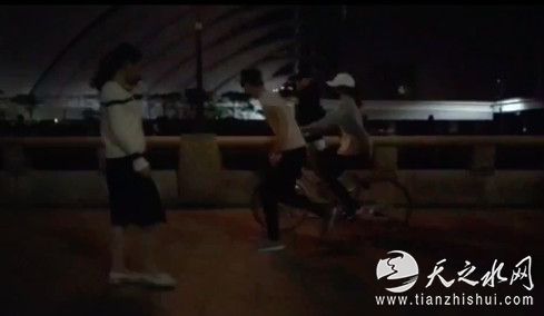 邓紫棋学自行车