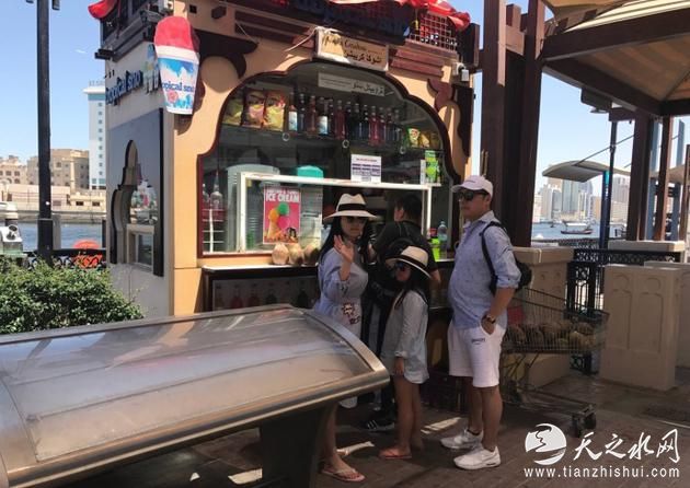 李湘一家迪拜度假