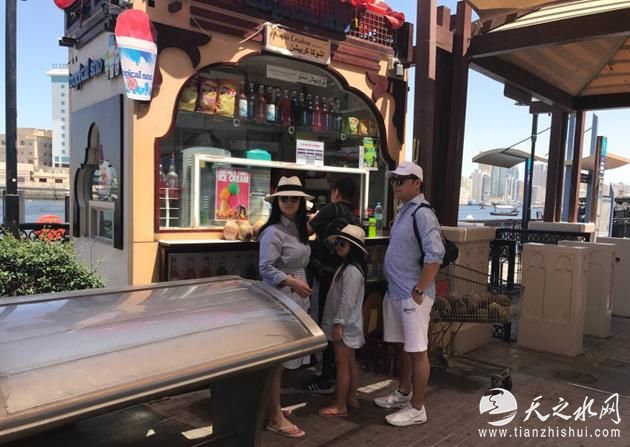 李湘一家迪拜度假