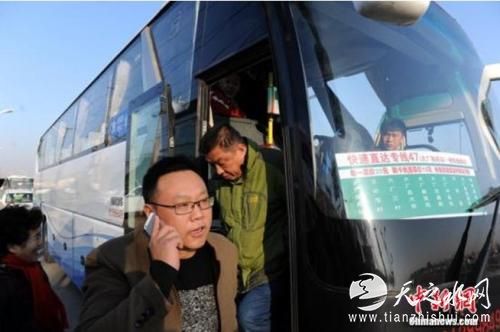 资料图：乘客乘坐北京快速直达专线47路。中新社发 刘亮 摄