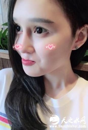 赵本山女儿爱嘟嘴卖萌 晒童年照自称三岁看到老