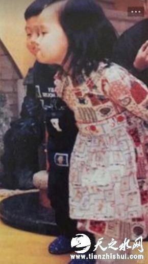 赵本山女儿爱嘟嘴卖萌 晒童年照自称三岁看到老