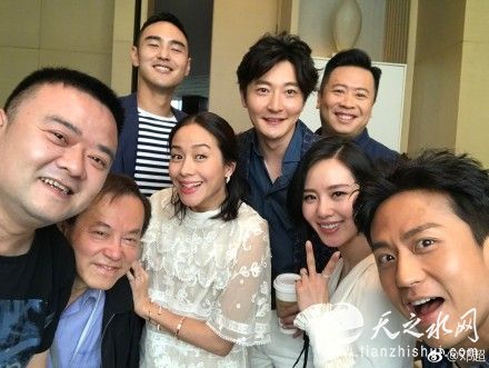 昨日,邓超在微博发出与刘诗诗、阮经天、郭京飞、林嘉欣、导演徐纪周等人在后台的自拍合照,并写道他发图的原则是“绝不修图”