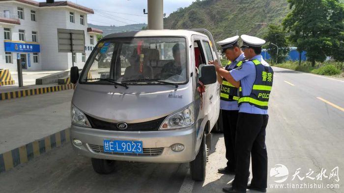 严查过往车辆