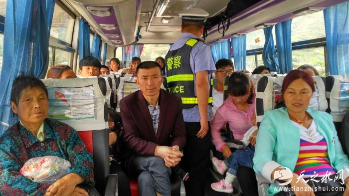 严查过往“两客”,严禁超员并做好相应登记