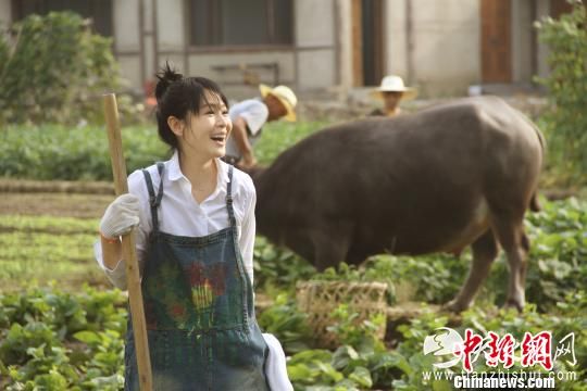 图为:刘若英身穿简单白衬衫搭在乌镇拍摄宣传片。 艺人宣传供图 摄