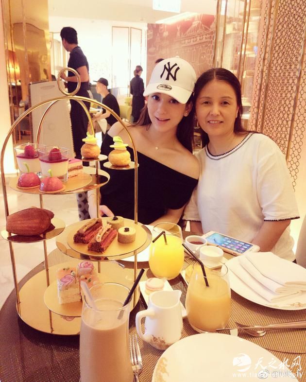 方媛微博晒与妈妈合照