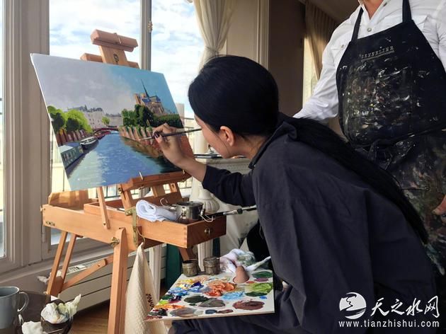 组图：才女上线！张馨予晒成品画自嘲野路子画手