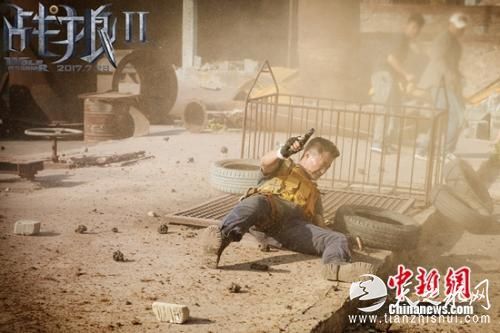 吴京身处爆破范围内。