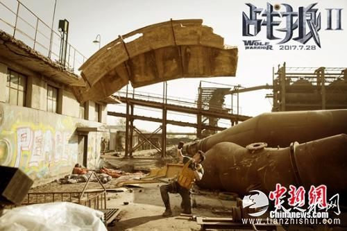 铁皮即将砸在吴京身上。