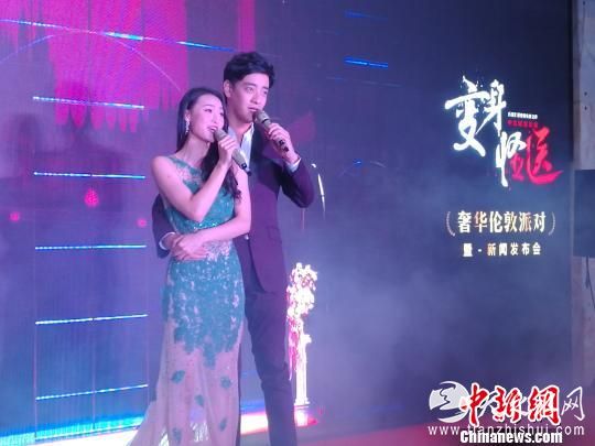 百老汇著名音乐剧《变身怪医》中文版新闻发布会11日晚在广州举行,主演在会上提前唱响剧中的经典唱段。 郭军 摄 百老汇著名音乐剧《变身怪医》中文版新闻发布会11日晚在广州举行,主演在会上提前唱响剧中的经典唱段。 郭军 摄