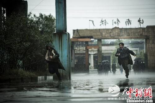 工厂门口上演追逐大戏