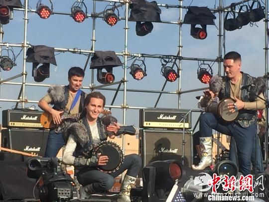 图为图为音乐会现场，俄罗斯乐队表演。　南如卓玛 摄