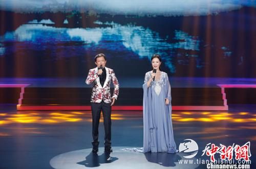 图:莫华伦、吕薇演唱《把心交给你》。 图:莫华伦、吕薇演唱《把心交给你》。