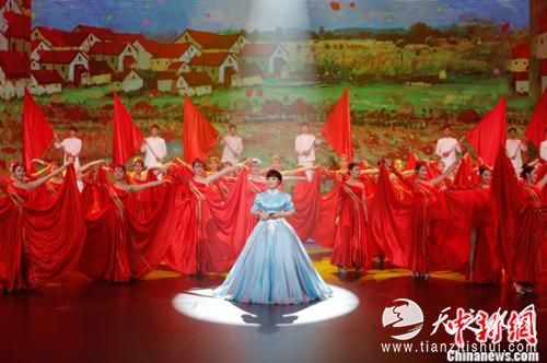 图:殷秀梅演唱《不忘初心》。 图:殷秀梅演唱《不忘初心》。