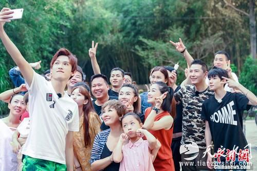 　《青春旅社》里明星和入住旅社的素人们合影。