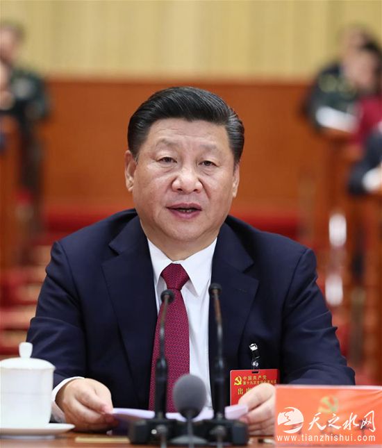 10月24日，中国共产党第十九次全国代表大会在北京人民大会堂胜利闭幕。
习近平同志主持大会。 新华社记者 兰红光 摄