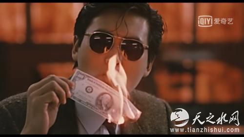 时至今日，周润发的这张剧照，依旧被网友当作表情包。 图片来源：视频网站截图