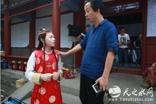 总导演潘礼平给小演员讲戏。 图片来源：片方供图