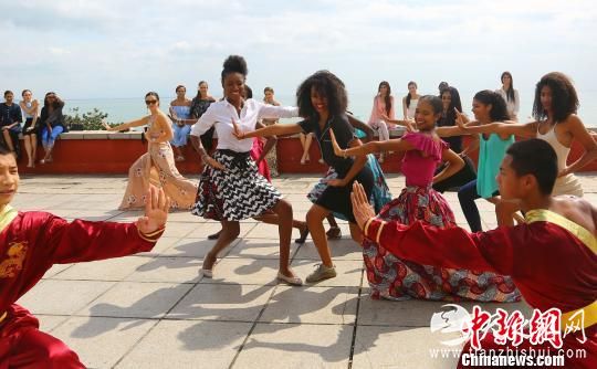 11月8日，世界小姐佳丽在三亚南山寺跟小武僧“学功夫”。　陈文武 摄