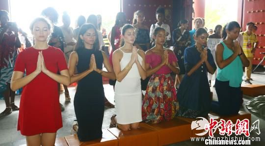 11月8日，世界小姐佳丽在三亚南山寺祈福。　陈文武 摄