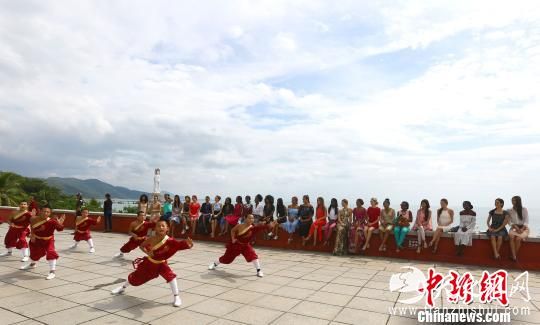 11月8日，世界小姐佳丽在三亚南山寺观海平台欣赏小武僧表演功夫套路。　陈文武 摄