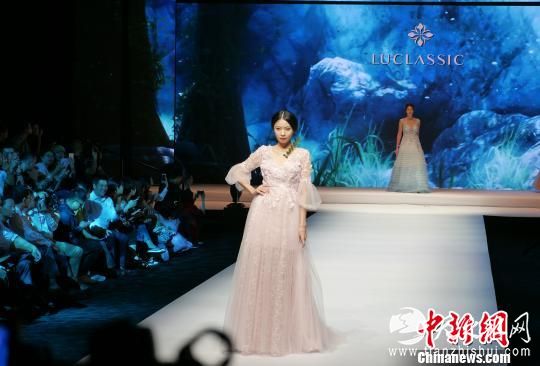 广东潮州举办国际婚纱礼服周，连续上演十余场婚纱礼服秀，展示中国最新婚纱礼服潮流。　陈启任 摄