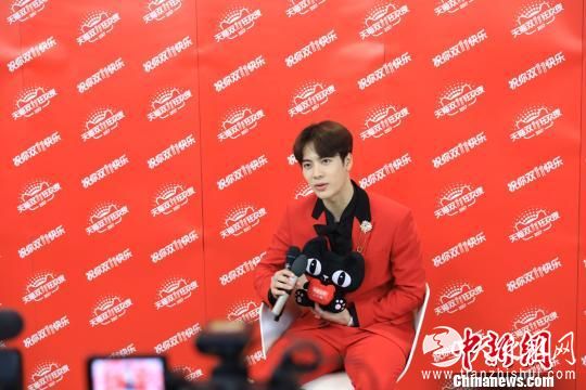 艺人王嘉尔彩排后接受媒体记者采访。 徐银 摄 艺人王嘉尔彩排后接受媒体记者采访。 徐银 摄