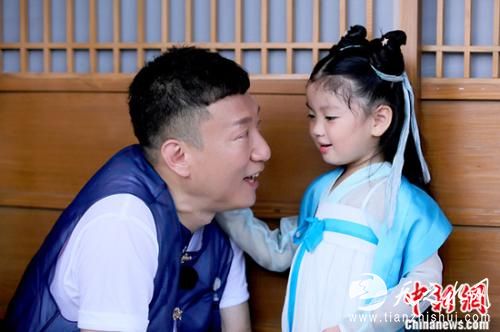 孙红雷偶遇“阿拉蕾”崔雅涵 孙红雷偶遇“阿拉蕾”崔雅涵