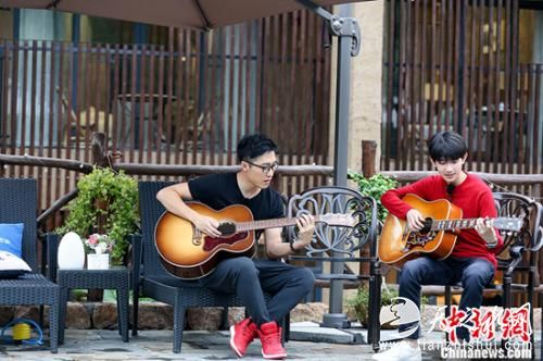 王源和王自如一起探讨吉他 王源和王自如一起探讨吉他