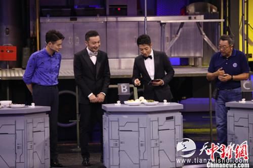 众人围观飞行员饮食