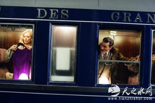 《东方快车谋杀案》剧照：导演肯尼思·布拉纳在剧中饰演侦探波洛。