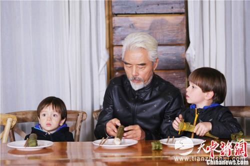 《宝贝的新朋友》张双利照顾俊宝兄弟吃饭 《宝贝的新朋友》张双利照顾俊宝兄弟吃饭