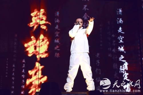 《中国有嘻哈》冠军gai霸气亮相