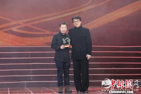 成龙为《时间去哪儿了》监制贾樟柯颁奖。　胡健 摄