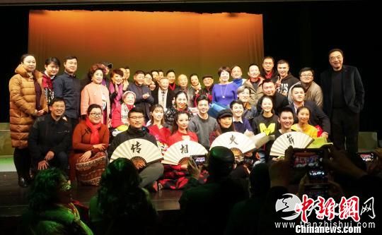 老中青滑稽界演员同台庆祝 潘索菲 摄