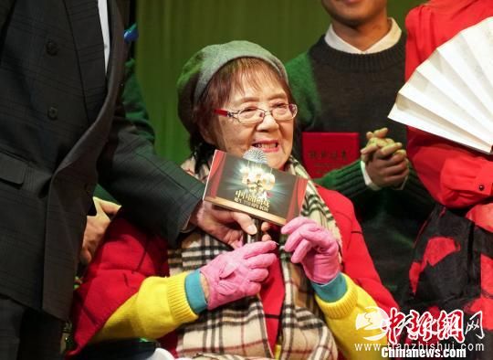 年过九旬的滑稽界老艺术家嫩娘亮相 潘索菲 摄