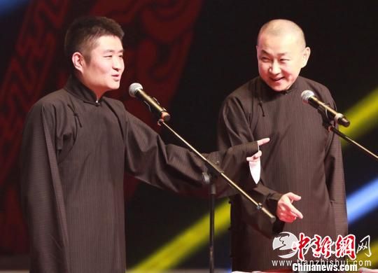 来自西安的“陕派相声”苗阜、王声压轴登场，带来了相声《对春联》。　闻文 摄