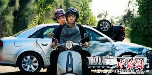 图为:电影《机器之血》打逗版双人海报。片方供图 图为:电影《机器之血》打逗版双人海报。片方供图