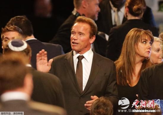 当地时间6月10日，传奇拳王阿里的葬礼在其家乡美国肯塔基州路易斯维尔市举行，数千人夹道相送其灵柩车队。图为影星施瓦辛格出席拳王阿里的葬礼。