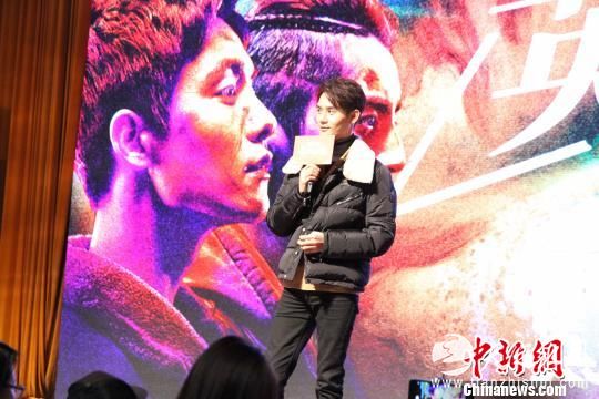 王凯现场演唱电影《英雄本色2018》的宣传推广歌曲《往事流弹》。　孙婷婷 摄