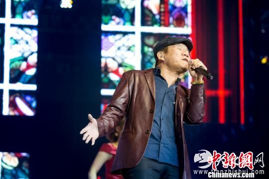 三十年前成名的台湾歌手赵传，带着他的《我很丑可是我很温柔》、《我是一只小小鸟》来到马尼拉。　菲龙 摄