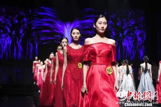 图为获得一等奖的60号选手袁兵兵。　闻子 摄