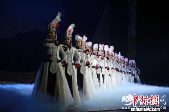 图为民族舞剧《驼道》之《天鹅舞》 郭伟伟 摄
