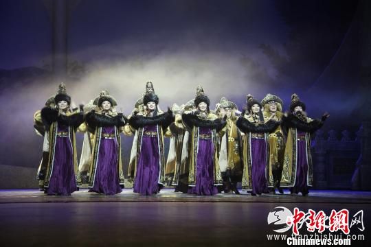 图为民族舞剧《驼道》第三幕《迎宾》舞 郭伟伟 摄