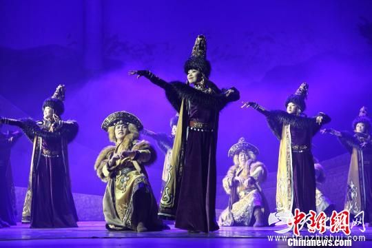 图为民族舞剧《驼道》演员表演投入 郭伟伟 摄