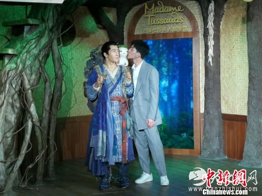 演员井柏然亲吻“捉妖记”主题蜡像。 康玉湛 摄 演员井柏然亲吻“捉妖记”主题蜡像。 康玉湛 摄