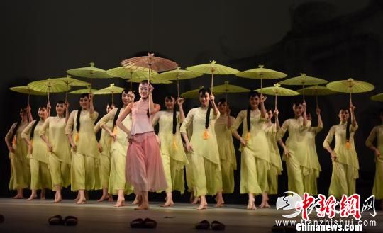 当地时间2月2日,大型中国舞剧《沙湾往事》在华盛顿肯尼迪艺术中心上演。图为演员在媒体场演出。 邓敏 摄 当地时间2月2日,大型中国舞剧《沙湾往事》在华盛顿肯尼迪艺术中心上演。图为演员在媒体场演出。 邓敏 摄