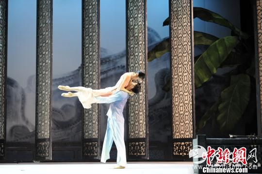 当地时间2月2日,大型中国舞剧《沙湾往事》在华盛顿肯尼迪艺术中心上演。图为演员在媒体场演出。 邓敏 摄 当地时间2月2日,大型中国舞剧《沙湾往事》在华盛顿肯尼迪艺术中心上演。图为演员在媒体场演出。 邓敏 摄