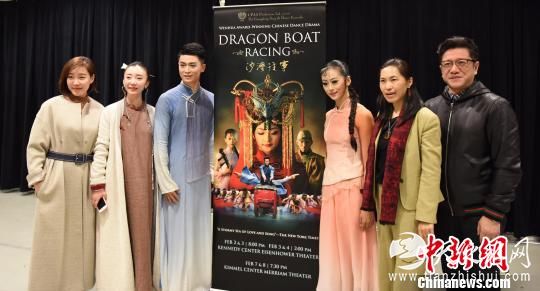 当地时间2月2日,大型中国舞剧《沙湾往事》在华盛顿肯尼迪艺术中心上演。图为主创人员接受媒体采访。 邓敏 摄 当地时间2月2日,大型中国舞剧《沙湾往事》在华盛顿肯尼迪艺术中心上演。图为主创人员接受媒体采访。 邓敏 摄